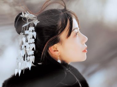 古风圈音乐才女银临 将民族乐器与古韵诗词完美结合