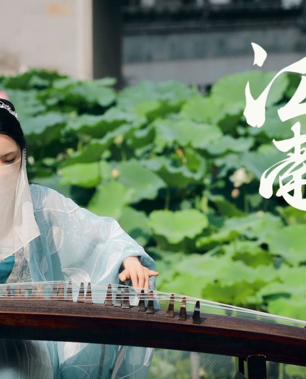 网络红人墨韵随步摇 能把古筝弹到冒烟的千指大人原型就是她