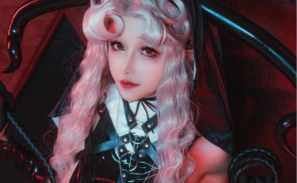 鹿八岁baby混血感与COS界的双重魅力 完美演绎猎魔人剧情版